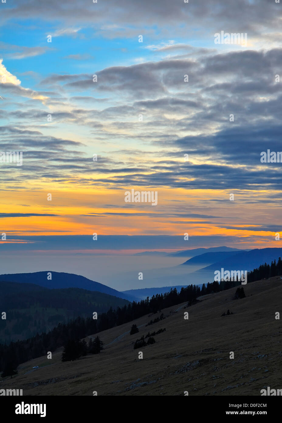 Coucher du Soleil vue depuis le mont Chasseral (Jura) à travers le brouillard couvert Plateau Suisse canton de Neuchâtel et à Genève. Banque D'Images