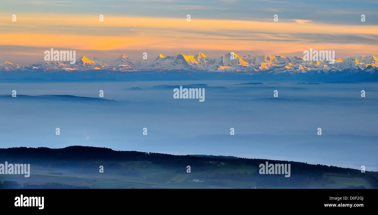 Fficher le coucher du soleil depuis le mont Chasseral (Jura) à travers le brouillard couvert Plateau Suisse canton de Berne et vers les Alpes suisses. Banque D'Images