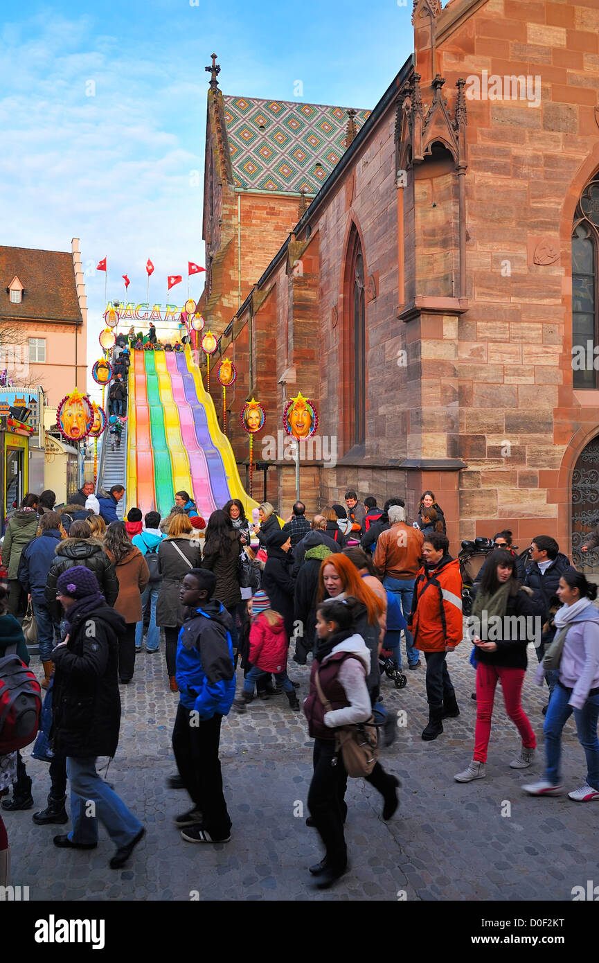 Un amusement park ride à la Cathédrale de Bâle pendant la foire d'automne de Bâle 2012. Banque D'Images