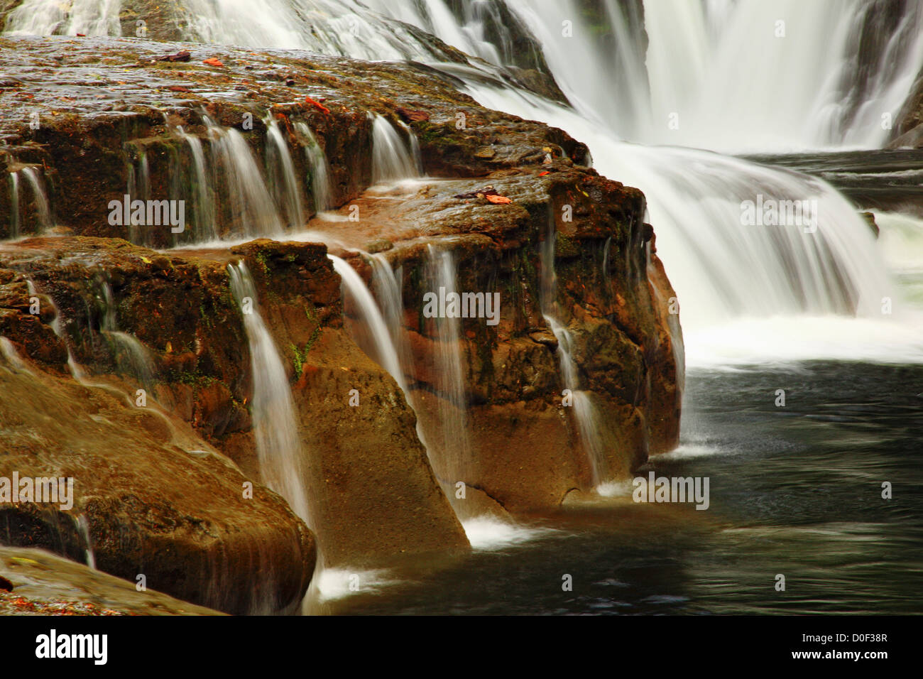 Milieu Lewis River Falls. Banque D'Images