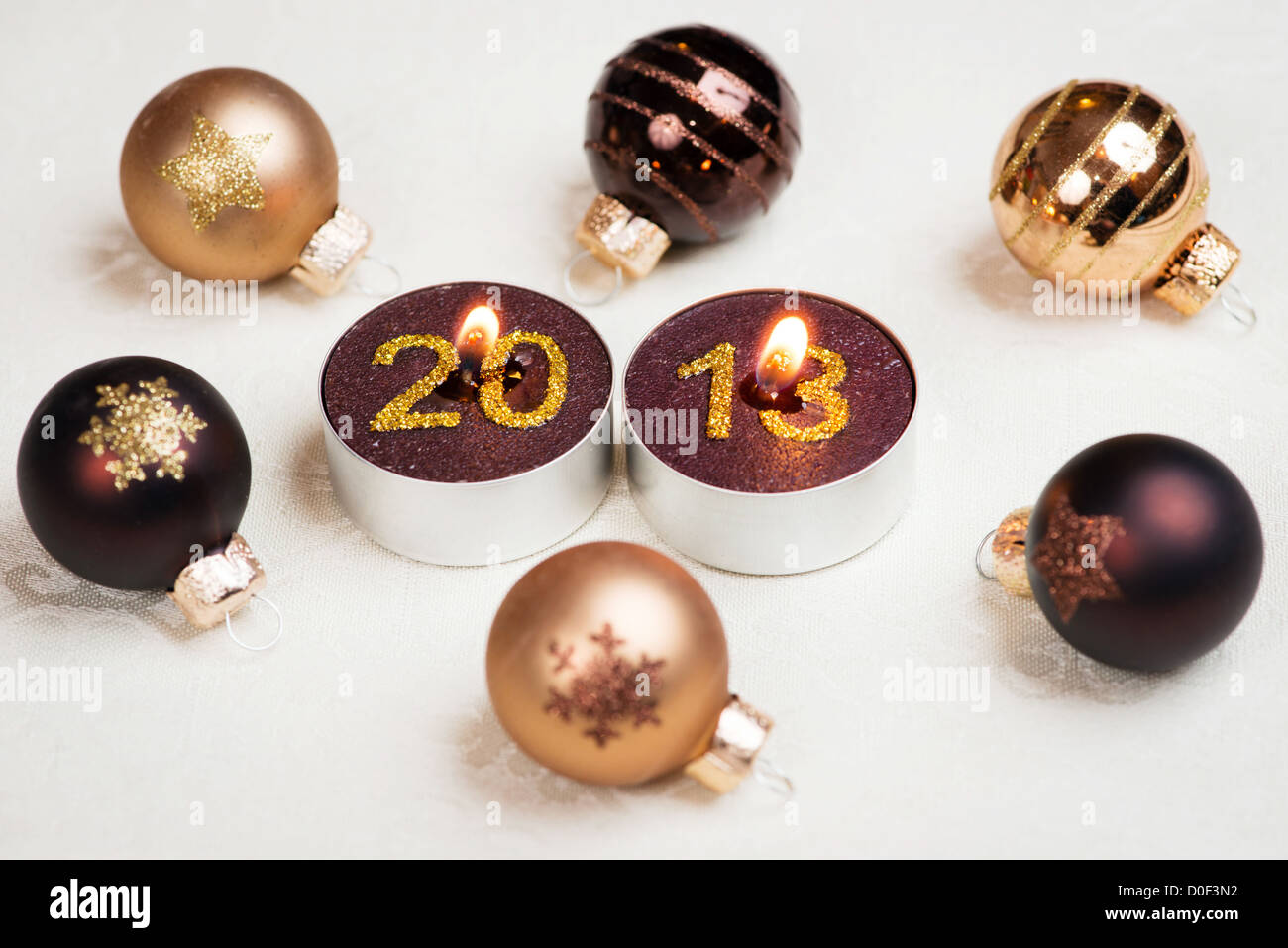 Bonne Année 2013 Message d'accueil avec des bougies et des boules de Noël Banque D'Images