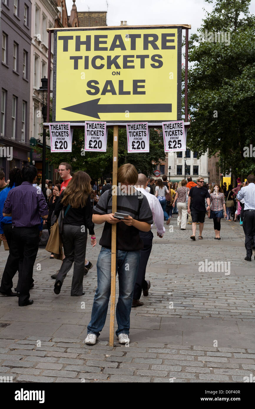 Un jeune homme avec un panneau à Covent Garden Piazza, Londres Banque D'Images