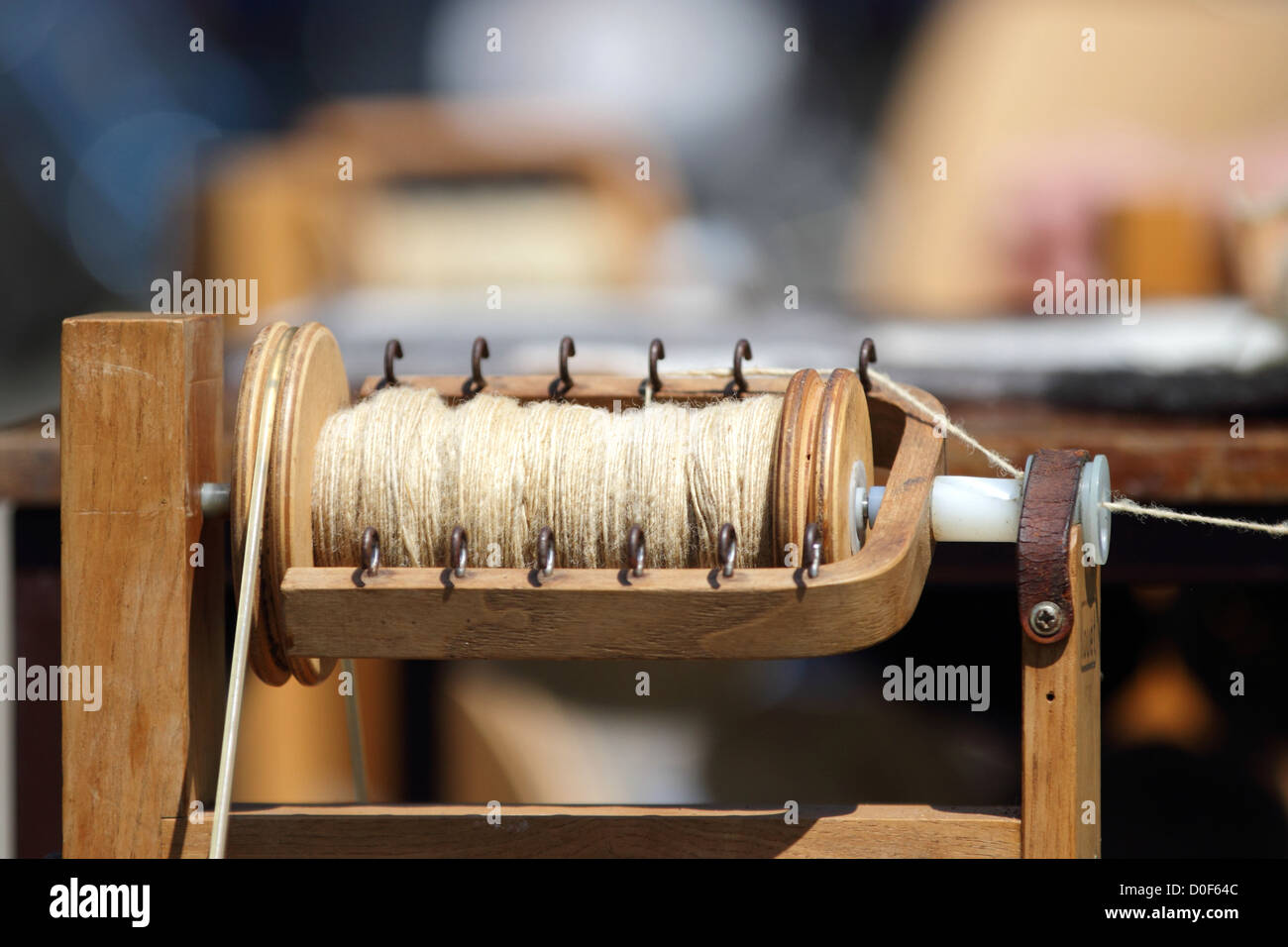 Close up de laine étant tourné sur une roue qui tourne. Banque D'Images
