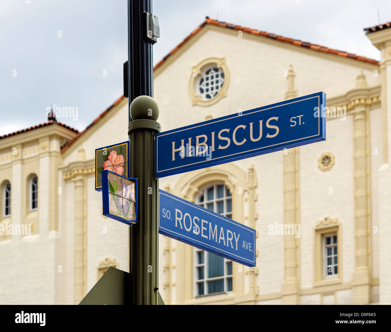 Plaque de rue à l'intersection de l'Avenue de romarin et d'Hibiscus St avec Harriet Himmel Theatre derrière, West Palm Beach, Florida, USA Banque D'Images Plaque de rue à l'intersection de l'Avenue de romarin et d'Hibiscus St avec Harriet Himmel Theatre derrière, West Palm Beach, Florida, USA Banque D'Images