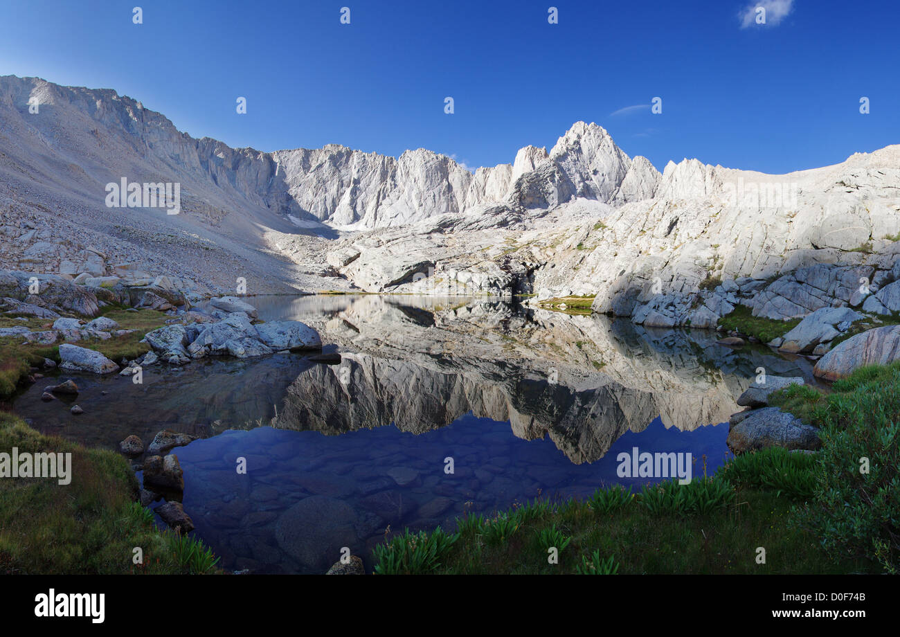 Mont carl heller reflétée dans un lac alpin dans les montagnes de la sierra Nevada de Californie Banque D'Images