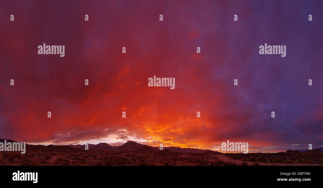 Nuages sur l'est du Sierra montagnes avec le Mont Humphreys et Mount Tom près de Bishop Californie Banque D'Images