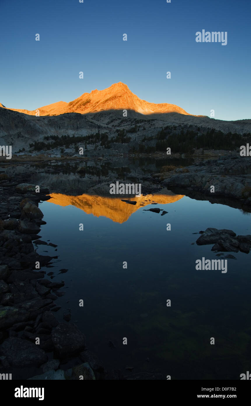 Reflet de la montagne du nord dans Greenstone Lake dans les montagnes de la Sierra Nevada Banque D'Images