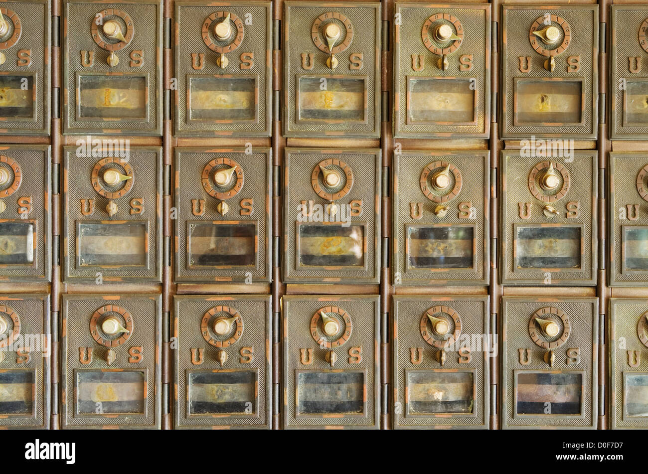 Laiton anciennes boîtes aux lettres mail nous caser avec serrures à combinaison Banque D'Images