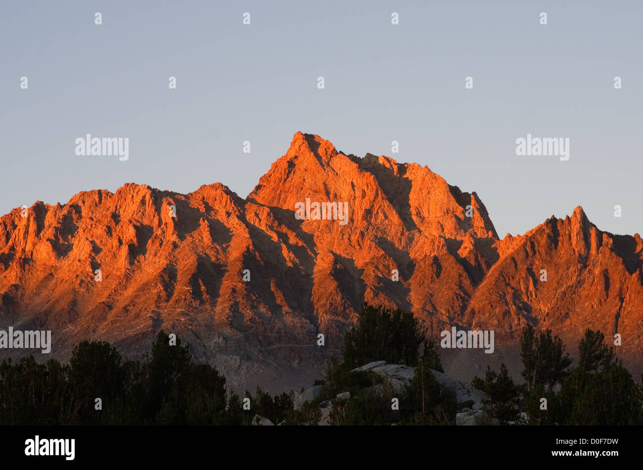 Mont Humphreys coucher du soleil orange avec de l'alpenglow Humphreys Bassin dans les montagnes de la Sierra Nevada Banque D'Images