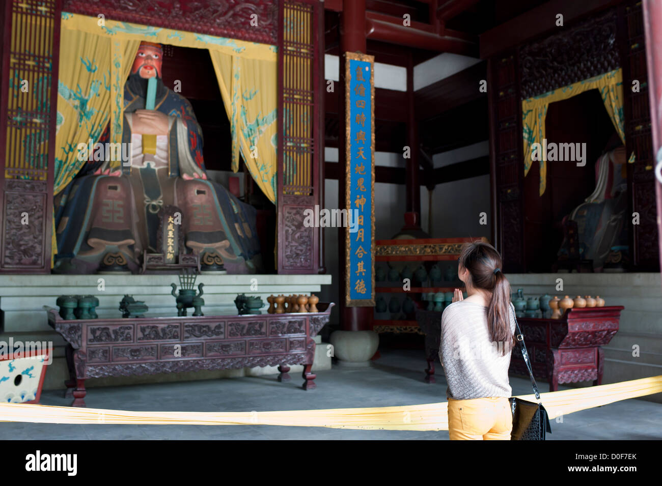 Une jeune femme chinoise prie dans un temple, Beijing, Chine Banque D'Images