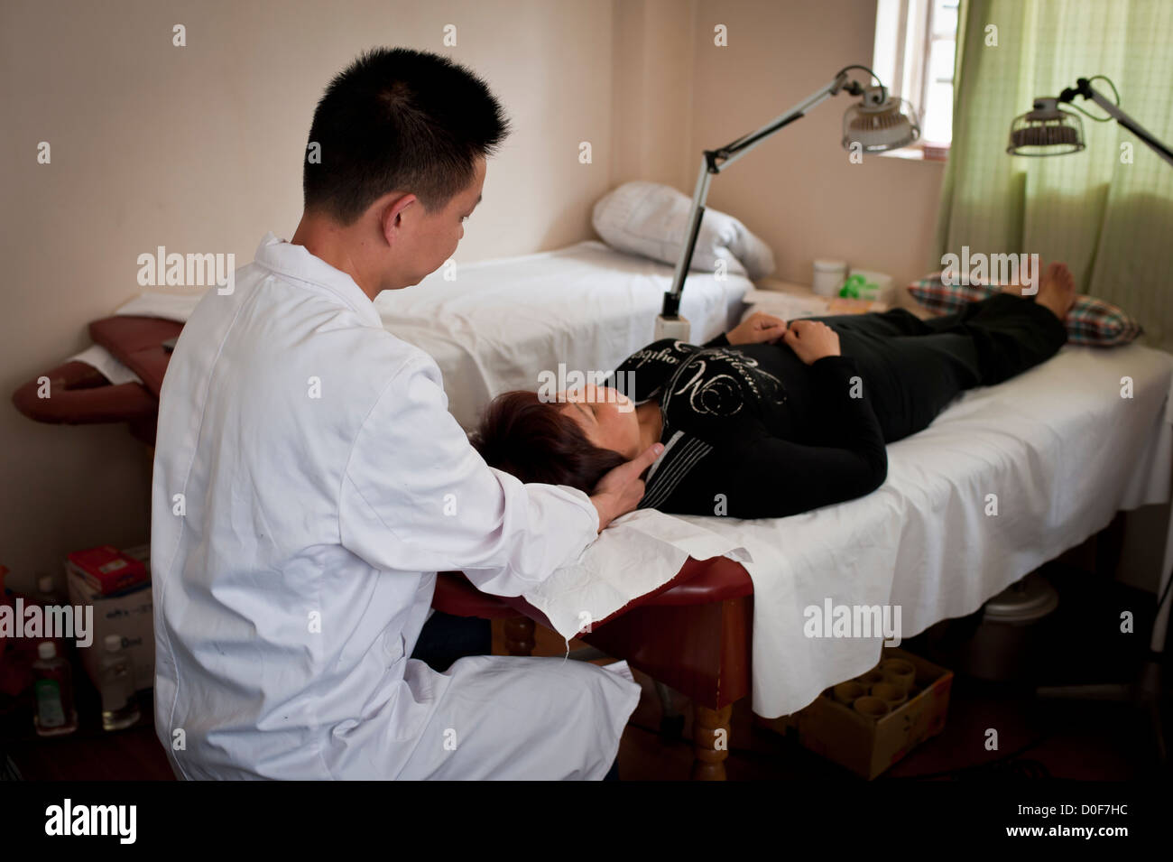 Une femme est massée à l'acuponcture préparatoire,Beijing, Chine Banque D'Images