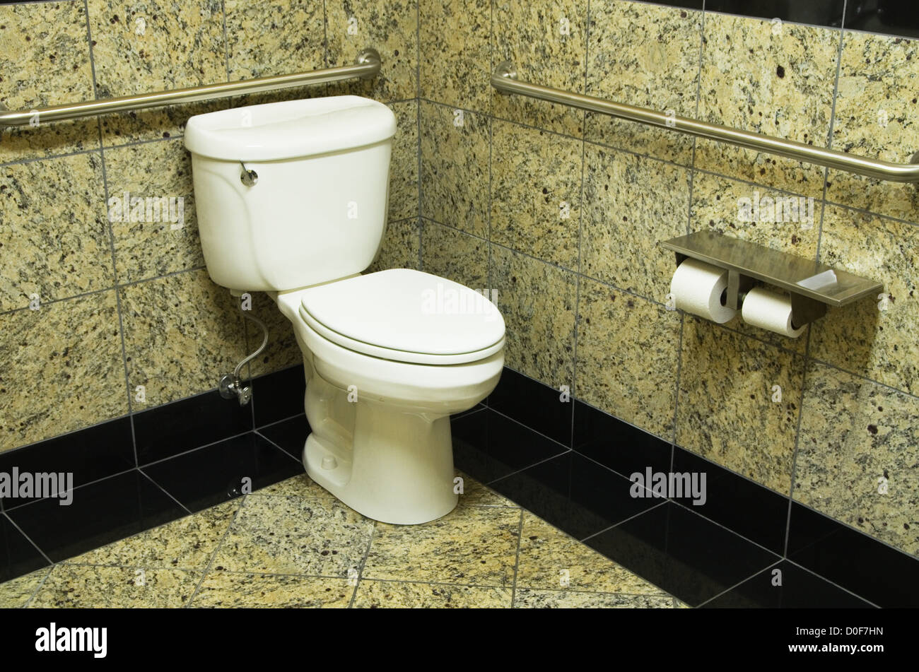 Salle de bains avec carreaux de granit de fantaisie et de toilettes Banque D'Images