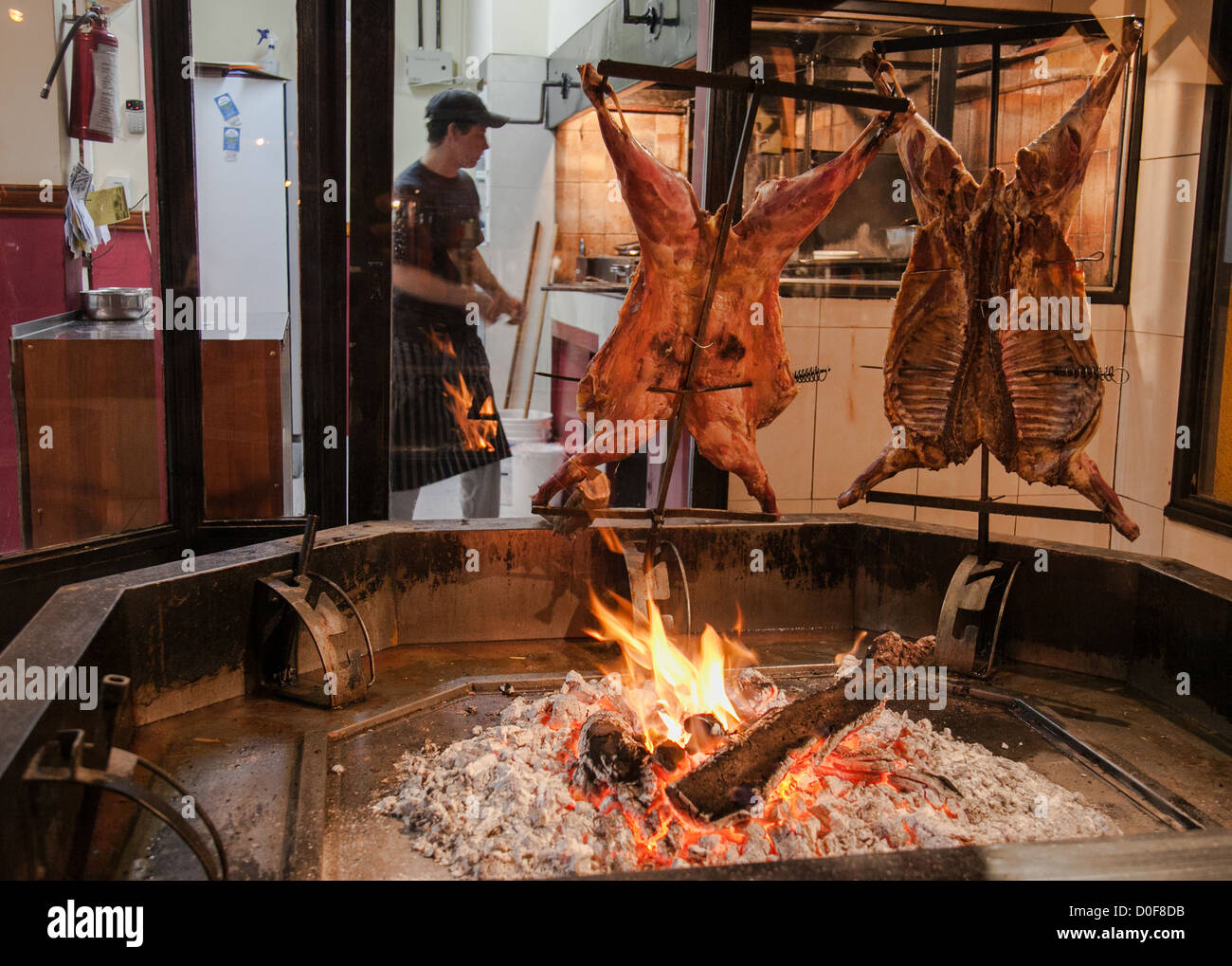 Deux laboratoires de Patagonie Argentine cuire sur un feu de charbon dans un restaurant parrilla à Ushuaia. Banque D'Images