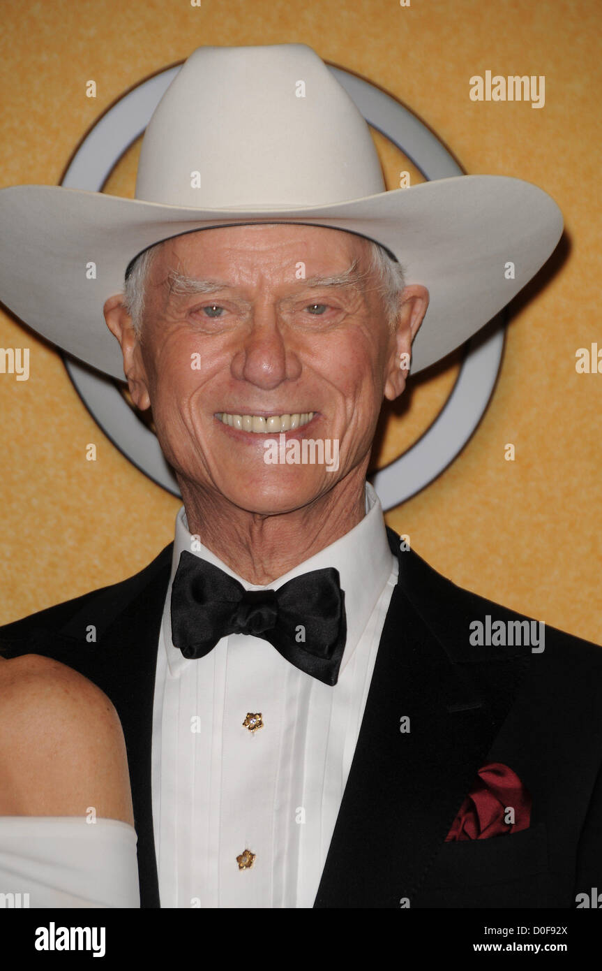 Le 23 novembre 2012 - L'acteur, scénariste producteur Larry Hagman, qui a créé l'un des plus de la télévision américaine dans les vilains suprême connivence, amoral wildcatter J.R. Ewing, de 'Dallas', est mort, il a été 81. Hagman est mort à un hôpital de Dallas de complications de sa bataille contre un cancer de la gorge, citant une déclaration de sa famille. Il avait souffert d'un cancer du foie et la cirrhose du foie dans les années 1990 après des décennies d'alcool. Sur la photo : le 29 janvier 2012 - Los Angeles, Californie, États-Unis - Larry Hagman.18e Conférence annuelle des Screen Actors Guild Awards -Salle de presse tenue au Shrine Auditorium. (Crédit Image : © D. Long/Glob Banque D'Images