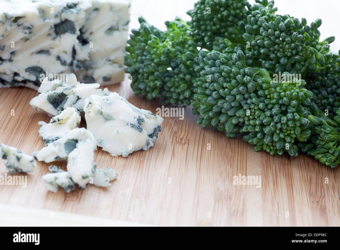 Close up de fromage bleu et le brocoli. Banque D'Images