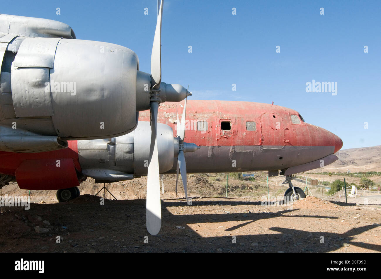 Avion de l'abandon des Platanes Platanes avions avions avions avion Douglas DC-6 cimetière pourriture pourriture aluminium shell forlorn Banque D'Images