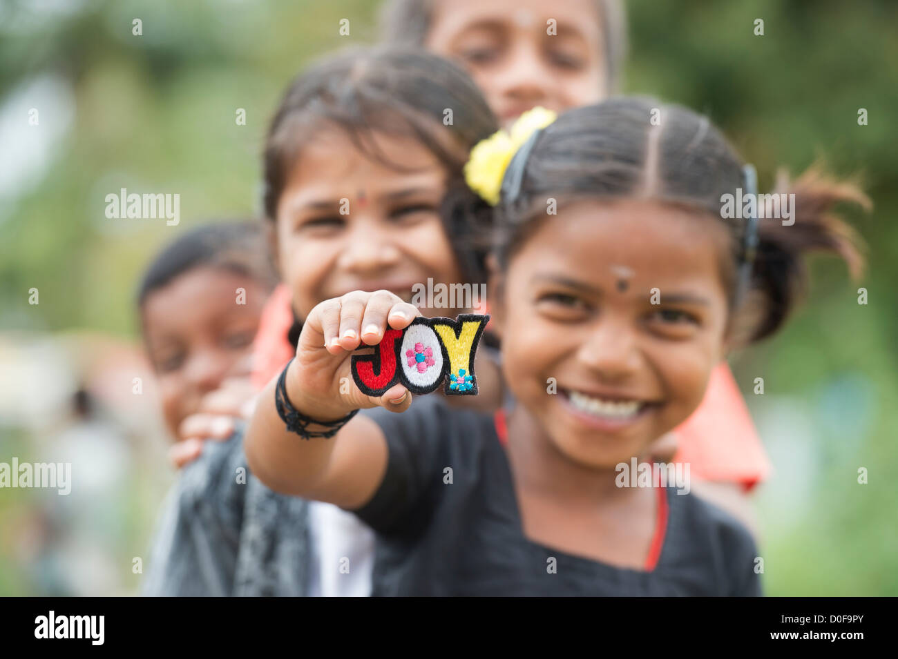 Smiling Indian girl holding a joie patch broderie multicolore. L'Inde Banque D'Images