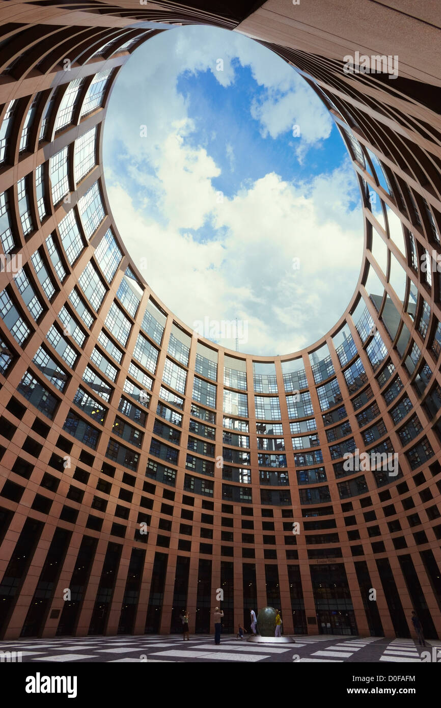 Siège du Parlement européen, bâtiment Louise Weiss, cour intérieure. Strasbourg, Alsace, France Banque D'Images