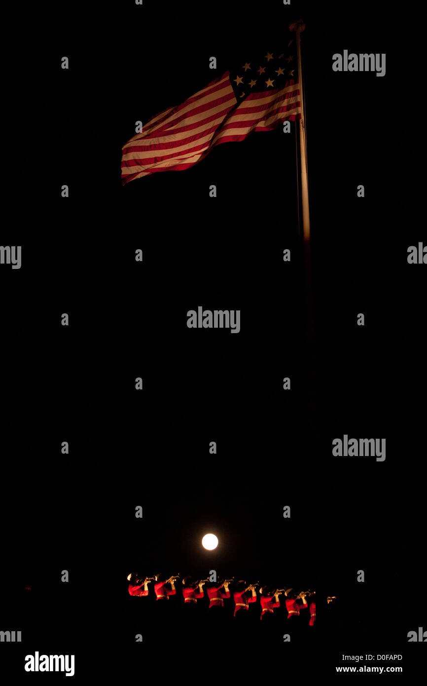La lune brille comme US Marine Drum & Bugle Corps effectuer au sommet des remparts clairon pendant un défilé vendredi soir 31 août 2012 à la caserne Marine de Washington. Banque D'Images
