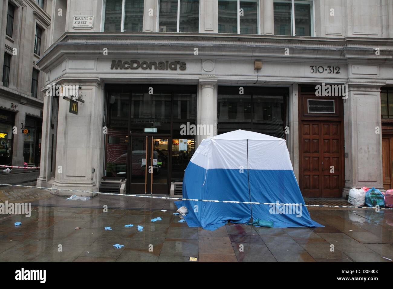 Royaume-uni, Londres, 24 novembre 2012. Une tente de médecine légale de la police se trouve à l'extérieur McDonalds sur la rue Regent à la suite d'un incident à 0320 samedi matin. Selon la police, deux personnes ont été poignardées et sont maintenant à l'hôpital où leurs blessures ont pensé à ne pas mettre la vie en danger. Banque D'Images