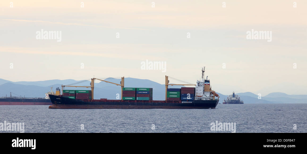 Le porte-conteneurs de l'Autriche et de divers autres navires à l'ancre dans le Pirée Routes, à l'extérieur de l'occupé port grec. Banque D'Images