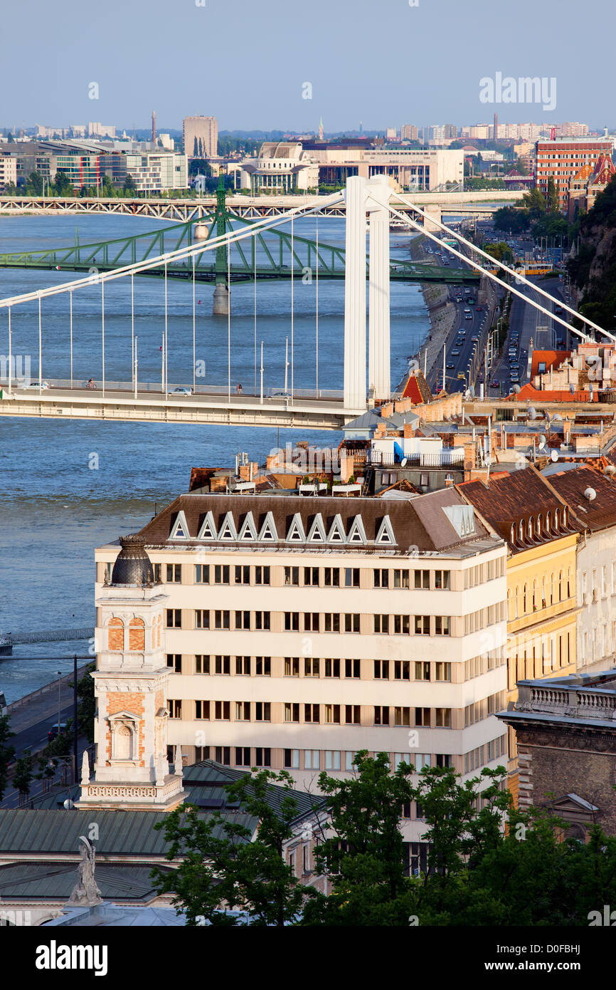 La ville pittoresque de Budapest en Hongrie avec des ponts sur le Danube et tenement maisons, vue de dessus. Banque D'Images