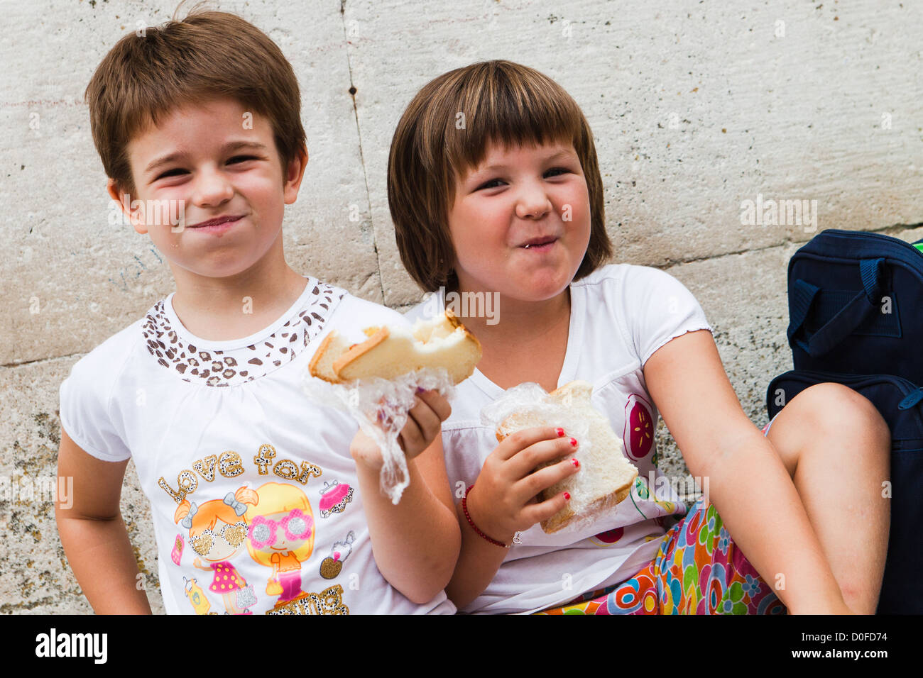 Les enfants de manger des sandwiches. Korcula Croatie Banque D'Images