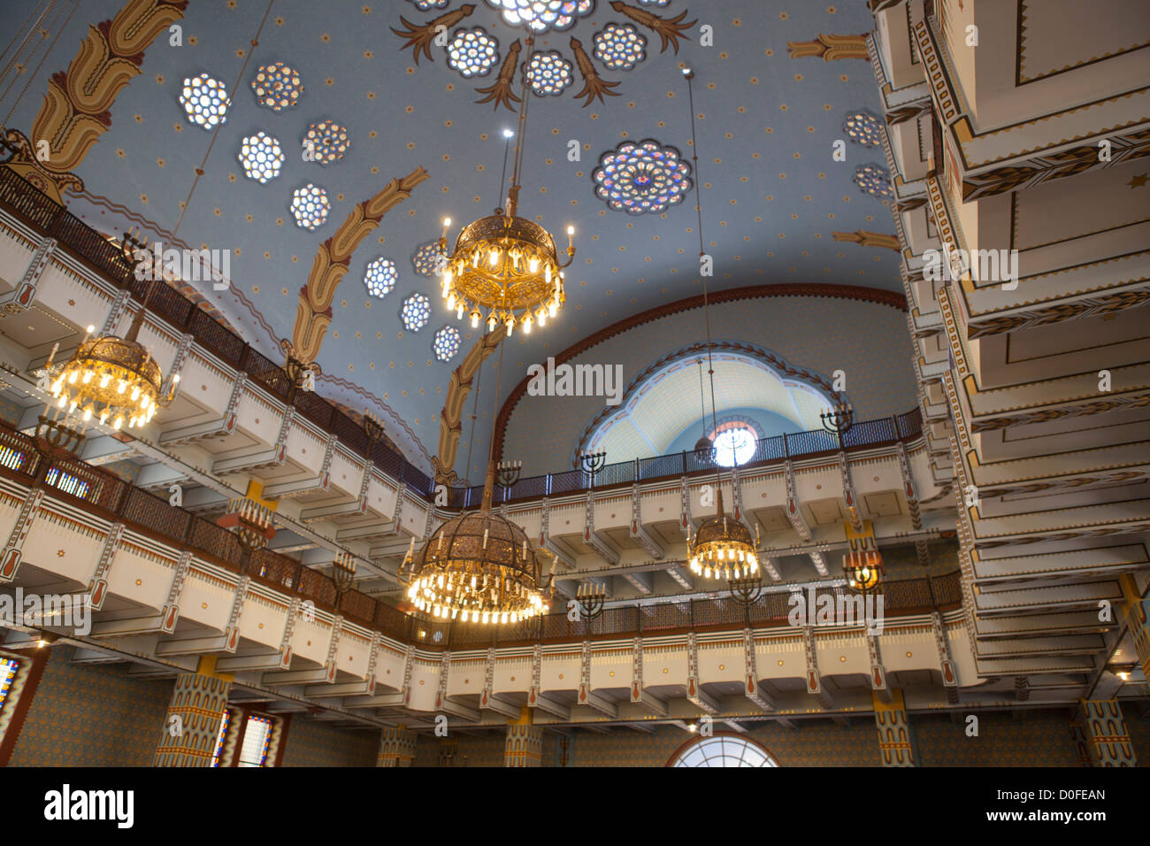 Kazinczy synagogue orthodoxe de Budapest avec plafond de vitraux, d'ornements et de tourisme d'un lustre. Banque D'Images