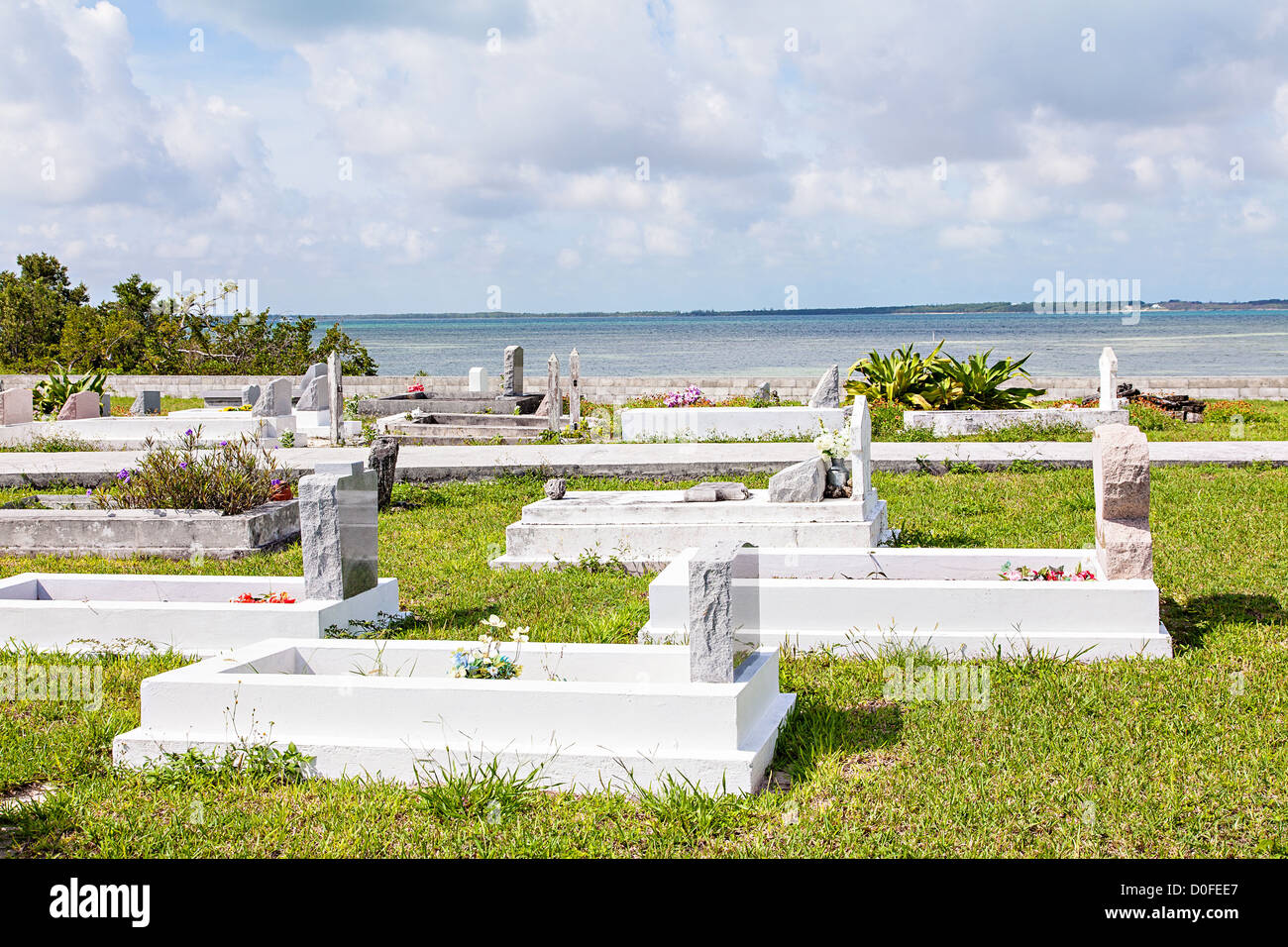 Cimetière dans le village de New Plymouth, Green Turtle Cay, Bahamas. Banque D'Images
