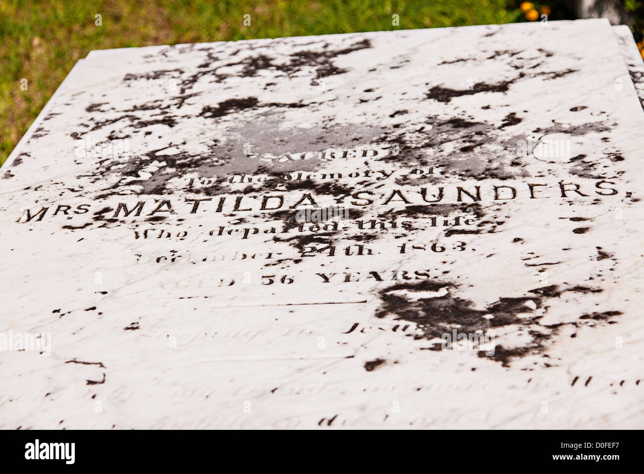 Pierre tombale au cimetière dans le village de New Plymouth, Green Turtle Cay, Bahamas. Banque D'Images