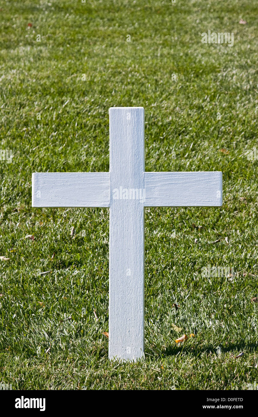 La croix chrétienne blanche à Bobby Kennedy tombe au cimetière d'Arlington Banque D'Images