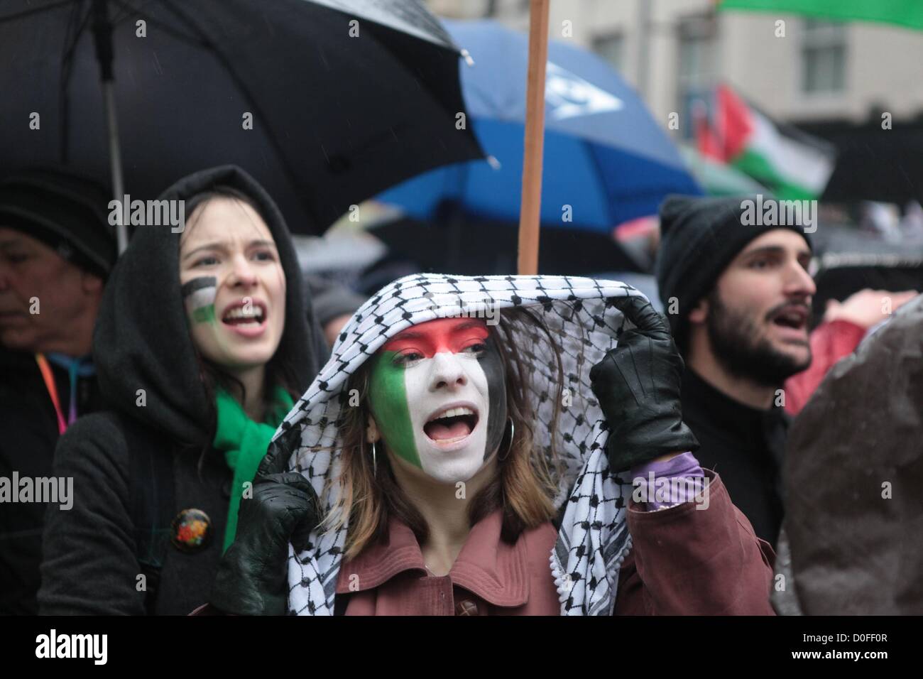 Royaume-uni, Londres, 24 novembre 2012. Des centaines de manifestants palestiniens Pro marche à travers le centre de Londres vers l'ambassade d'Israël aujourd'hui, appelant à mettre fin au siège de Gaza. La semaine dernière a vu une escalade de la violence dans la région avec un cessez-le-feu convenu au cours des deux derniers jours entre le groupe militant du Hamas et du gouvernement israélien. George Henton. Banque D'Images