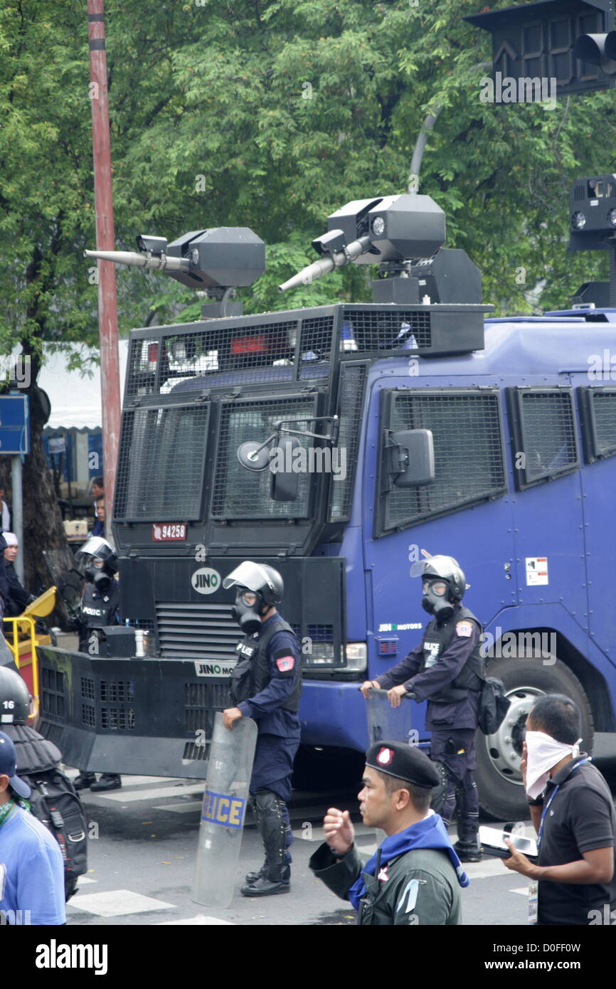 24 Nov 2012 , Bangkok , Thaïlande . La police thaïlandaise a tiré des gaz lacrymogènes et arrêté des dizaines de personnes alors que les tensions ont éclaté à un anti-Pitak Siam protestation du gouvernement . Le groupe Pitak Siam, qui a parrainé la manifestation, a cité la corruption présumée du gouvernement et anti-monarchiste des éléments au sein du parti au pouvoir comme motif de la protestation. La police a utilisé des gaz lacrymogènes et de bâton contre les manifestants. Banque D'Images