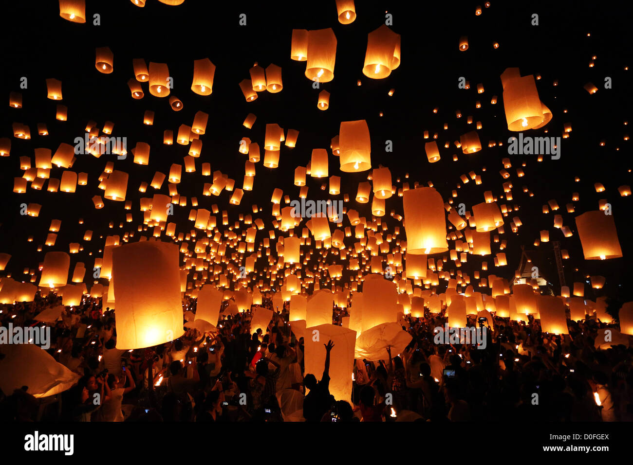 Chiang Mai, Thaïlande. 24 novembre 2012. Khom Loy au lanternes Yee Peng Sansai Lanterne flottante Cérémonie, partie de la célébrations Loy Kratong en hommage à Bouddha, Maejo à Chiang Mai, Thaïlande Banque D'Images