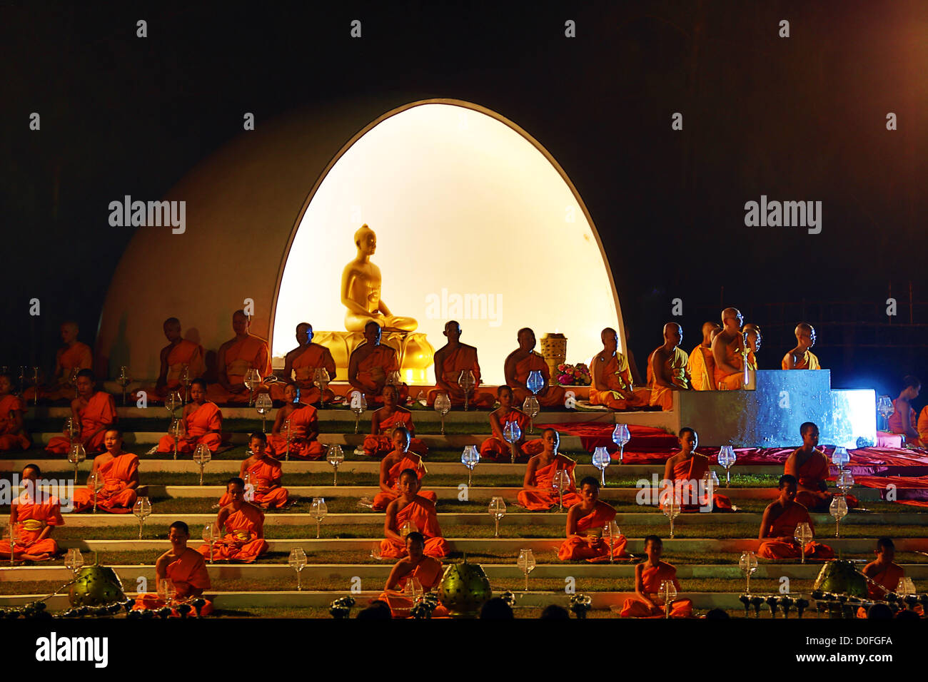 Chiang Mai, Thaïlande. 24 novembre 2012. Yee Peng Sansai Lanterne flottante Cérémonie, partie de la célébrations Loy Kratong en hommage à Bouddha, Maejo à Chiang Mai, Thaïlande Banque D'Images