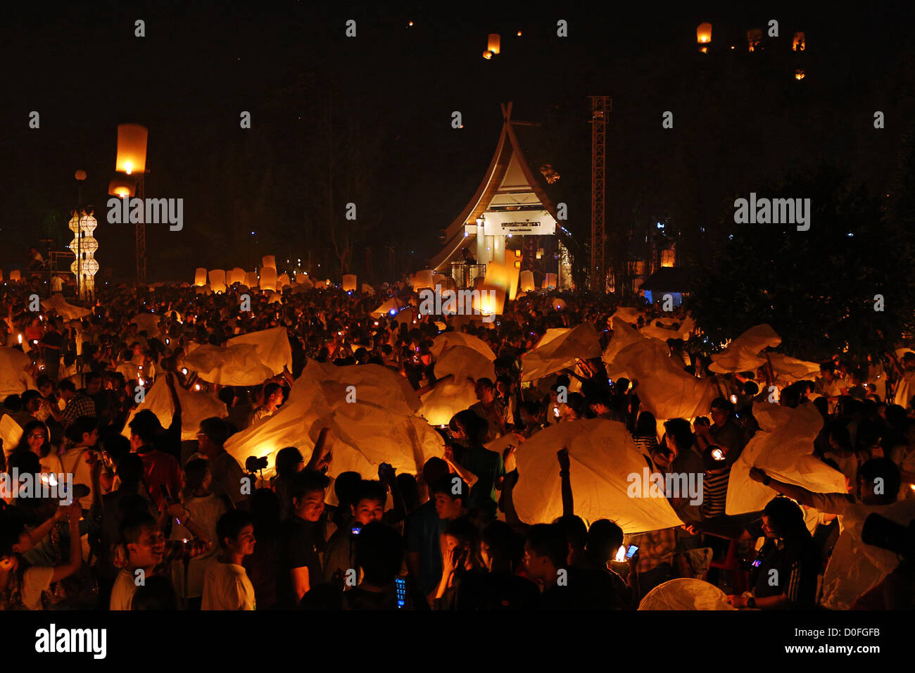Chiang Mai, Thaïlande. 24 novembre 2012. Khom Loy au lanternes Yee Peng Sansai Lanterne flottante Cérémonie, partie de la célébrations Loy Kratong en hommage à Bouddha, Maejo à Chiang Mai, Thaïlande Banque D'Images