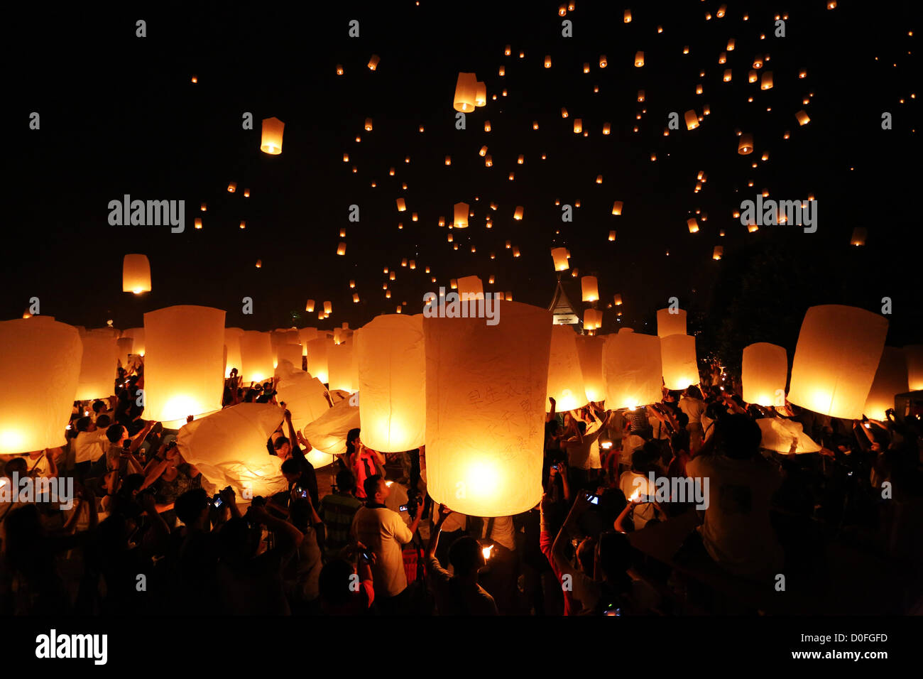 Chiang Mai, Thaïlande. 24 novembre 2012. Khom Loy au lanternes Yee Peng Sansai Lanterne flottante Cérémonie, partie de la célébrations Loy Kratong en hommage à Bouddha, Maejo à Chiang Mai, Thaïlande Banque D'Images
