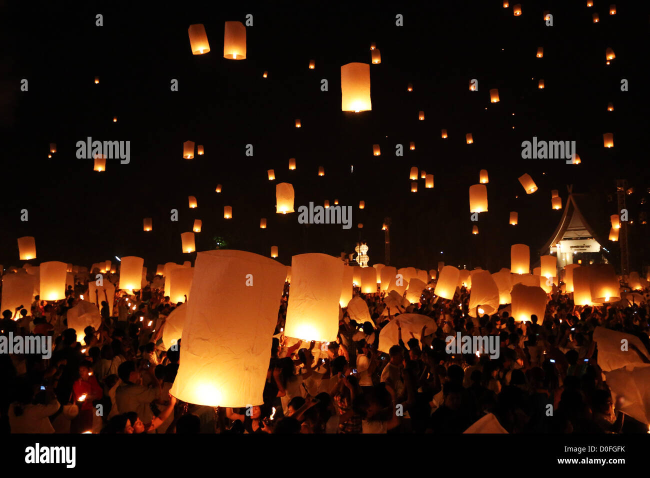 Chiang Mai, Thaïlande. 24 novembre 2012. Khom Loy au lanternes Yee Peng Sansai Lanterne flottante Cérémonie, partie de la célébrations Loy Kratong en hommage à Bouddha, Maejo à Chiang Mai, Thaïlande Banque D'Images