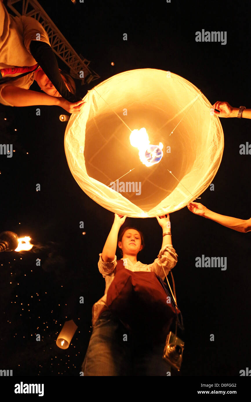 Chiang Mai, Thaïlande. 24 novembre 2012. Khom Loy au lanternes Yee Peng Sansai Lanterne flottante Cérémonie, partie de la célébrations Loy Kratong en hommage à Bouddha, Maejo à Chiang Mai, Thaïlande Banque D'Images