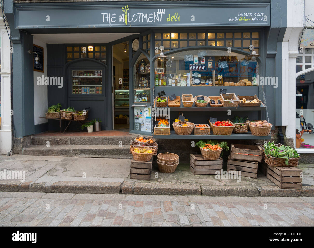 L'allotissement épiceries à St Ives, Cornwall. Produits frais sur l'affichage à l'extérieur de la boutique. Banque D'Images