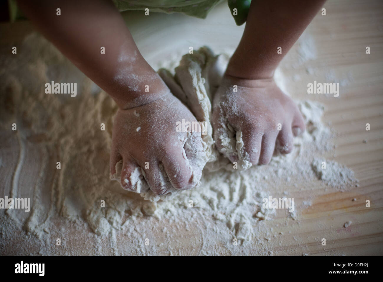 La cuisson pour enfants, ce qui rend les mains la pâte et la cuisson des gâteaux. Banque D'Images
