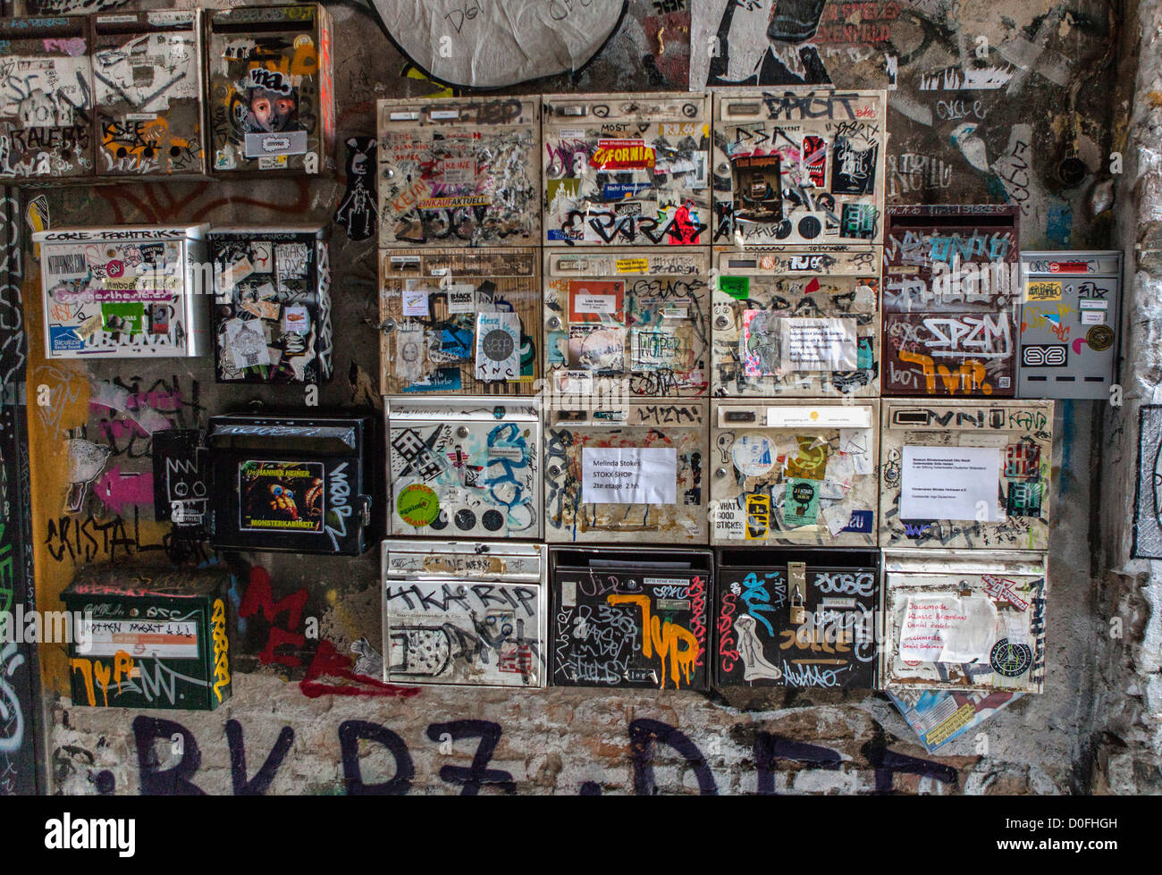 Les boîtes aux lettres dans la cour de Haus Schwarzenberg sont couverts de graffitis, autocollants et street art - Mitte, Berlin Banque D'Images