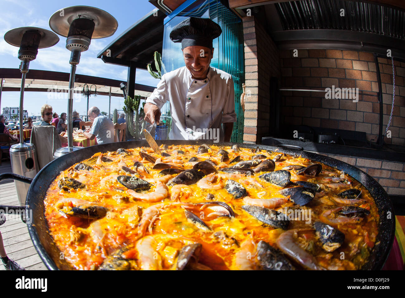 Paella aux fruits de mer géant d'être préparé par un chef cuisinier dans un restaurant espagnol à Playa Blanca, Lanzarote. Îles Canaries Banque D'Images