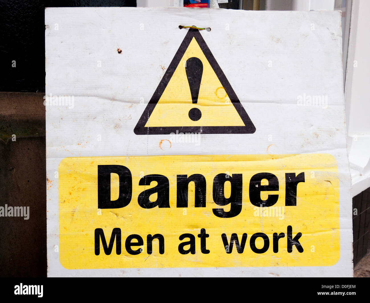 Le signe de danger avertissement "hommes au travail" Banque D'Images