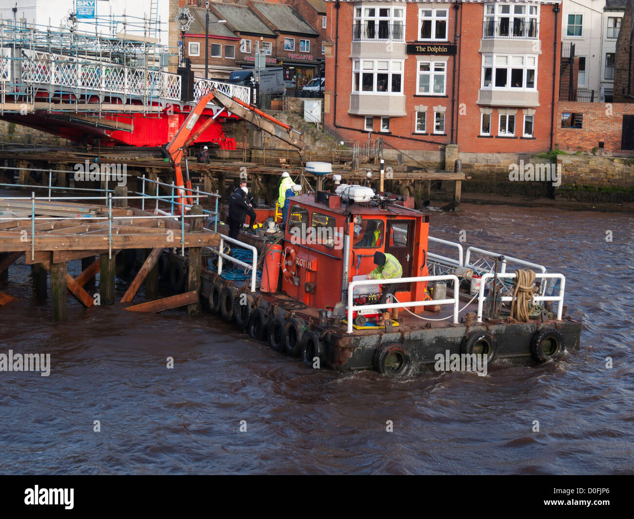 Rénovation et peinture de la Whitby pont tournant, et le montage du nouveau garde-boue pour la protection contre les collisions de navires Banque D'Images