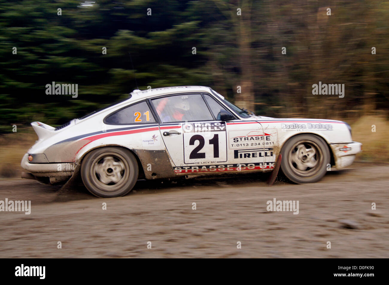 Porsche 911 Tim Mason Colin Thompson 34e au classement général à la fin de jour 2 du RAC Rally. Pickering, North Yorkshire, UK. Le Roger Albert Clark Rally 2012 organisé par le Motor Club De Lacy. Les pilotes et leurs voitures à Co-Drivers poussant les limites de la piste à la Gale Rigg au jour 2 étape des 3 jours de l'événement. Banque D'Images