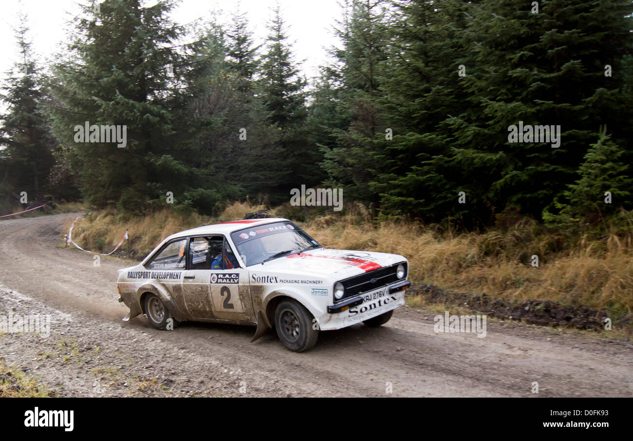 Steve Bannister et Kevin Rae, leader global de 2 jour sur le RAC Rally. Pickering, North Yorkshire, UK. Le Roger Albert Clark Rally 2012 organisé par le Motor Club De Lacy. Les pilotes et leurs voitures à Co-Drivers poussant les limites de la piste à la Gale Rigg au jour 2 étape des 3 jours de l'événement. Banque D'Images