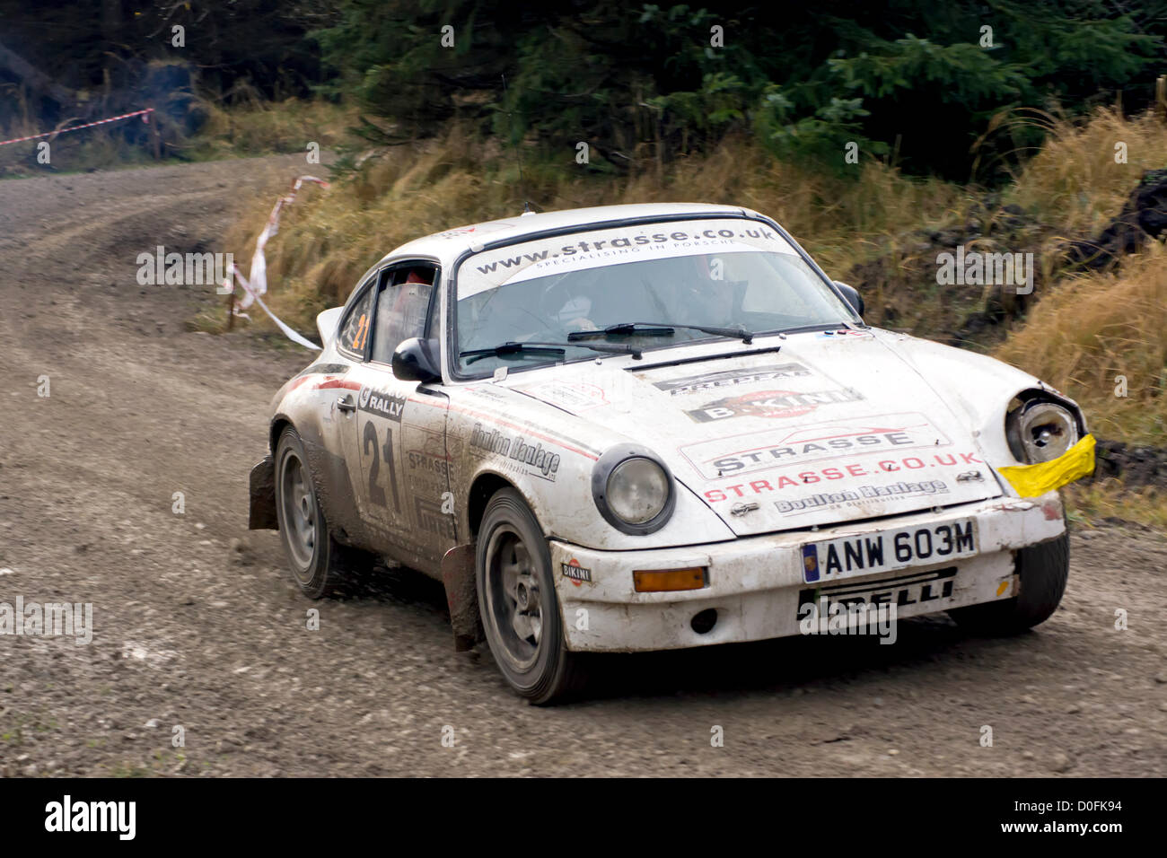 Porsche 911 Tim Mason Colin Thompson Pickering 34e au classement général à la fin de jour 2 du RAC Rally North Yorkshire, UK. Le Roger Albert Clark Rally 2012 organisé par le Motor Club De Lacy. Les pilotes et leurs voitures à Co-Drivers poussant les limites de la piste à la Gale Rigg au jour 2 étape des 3 jours de l'événement. Banque D'Images