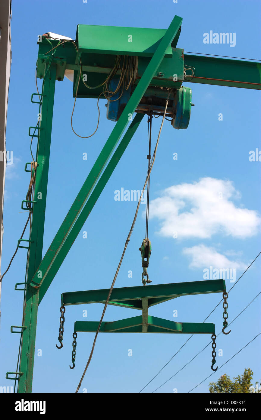 Treuil industriel avec crochets et ciel bleu Banque D'Images