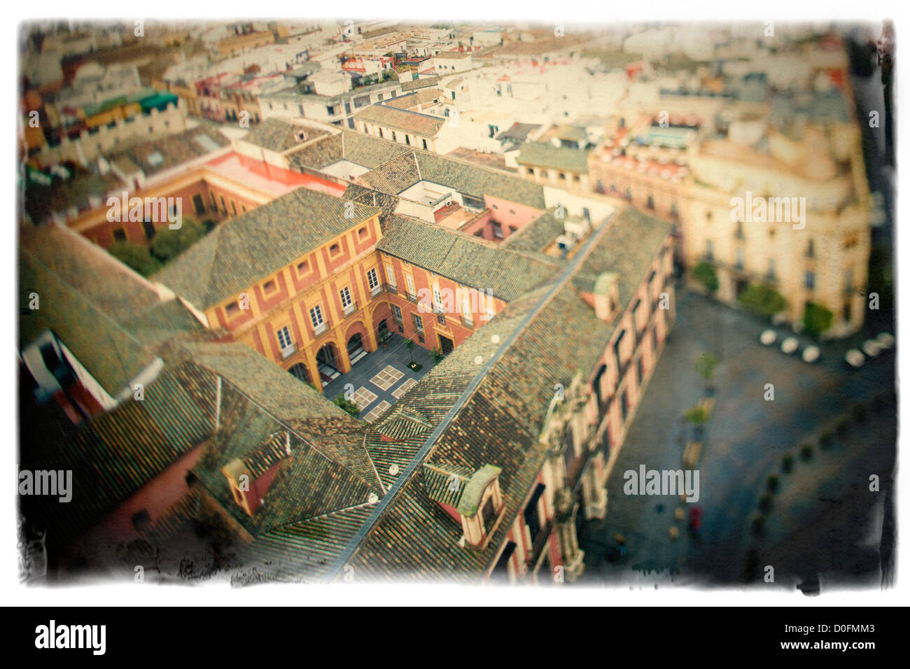 Vue de la ville de Séville à partir du haut de la tour Giralda. L'objectif utilisé incliné pour une plus faible profondeur de champ. Banque D'Images